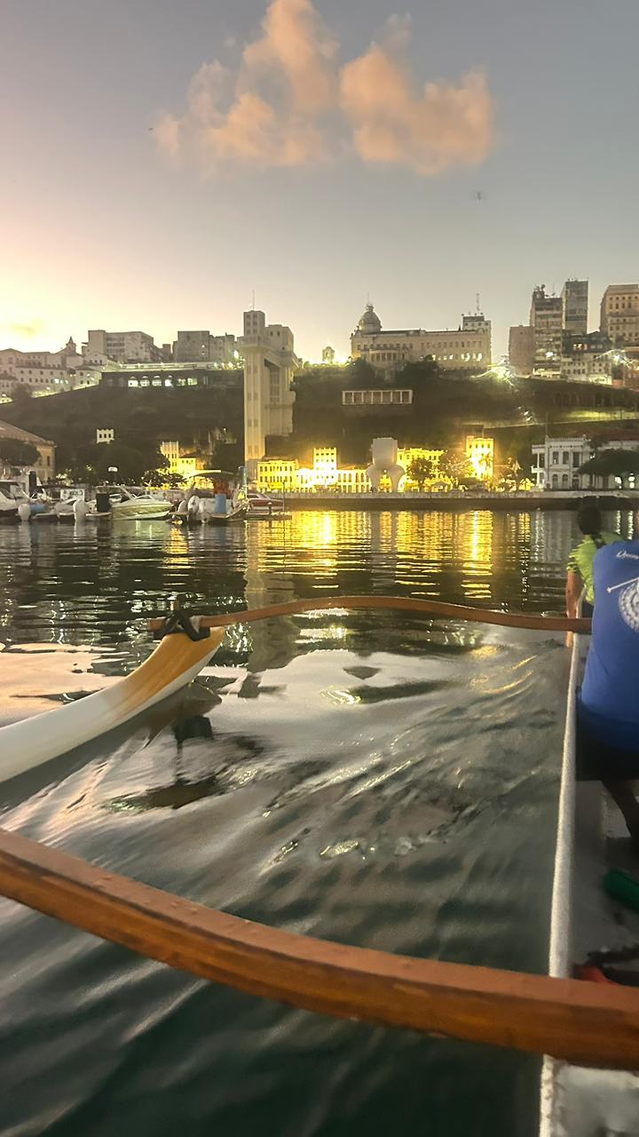 Pôr do sol na canoa havaiana em frente ao Elevador Lacerda