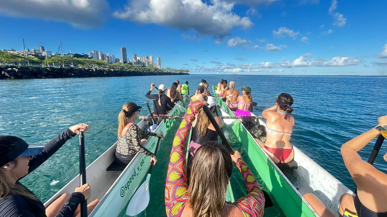 Grupo remando em Salvador